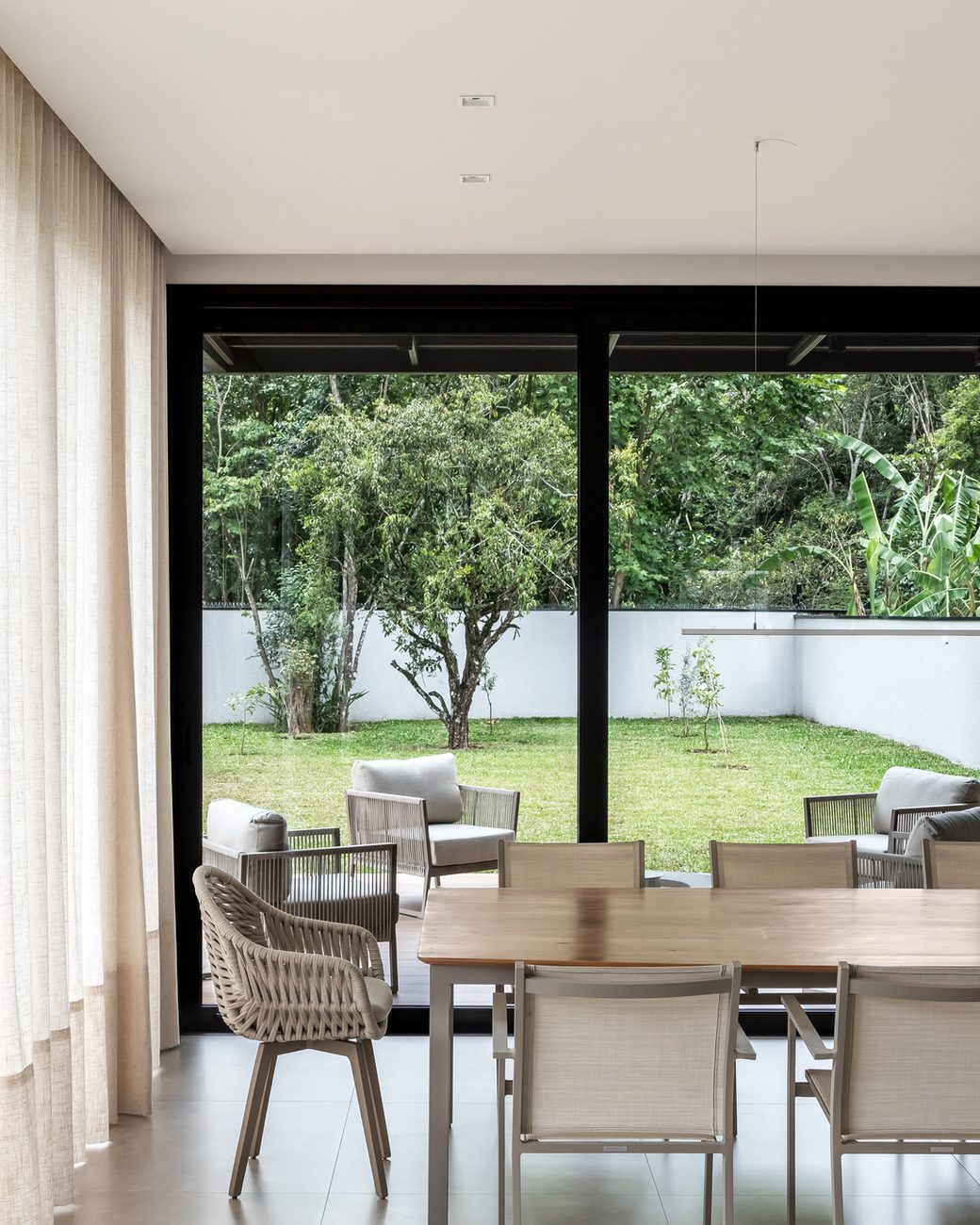 Casa de fim de semana em Curitiba tem 320 m² e aposta em madeira e cores arenosas para reforçar o convívio da família
