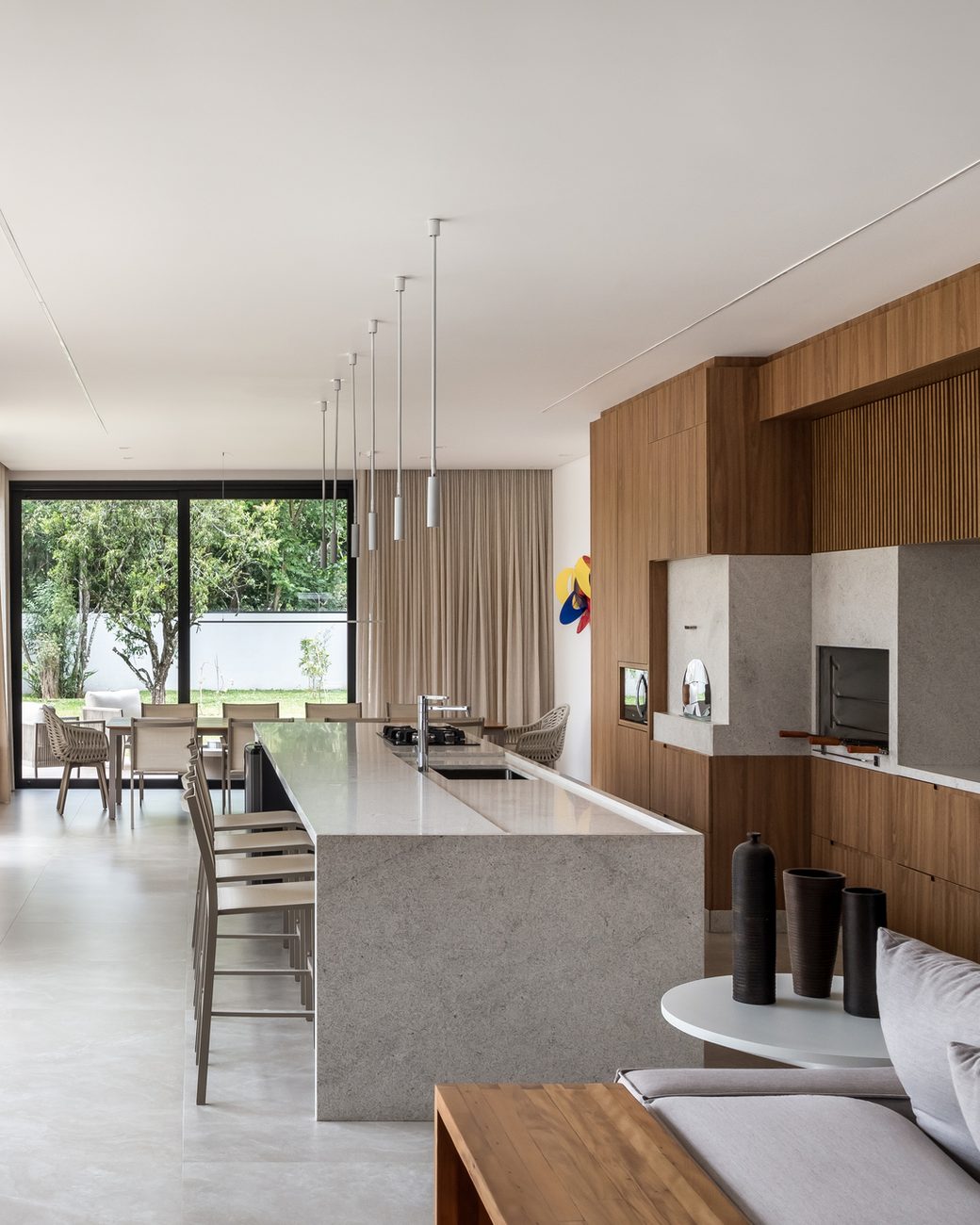 Casa de fim de semana em Curitiba tem 320 m² e aposta em madeira e cores arenosas para reforçar o convívio da família