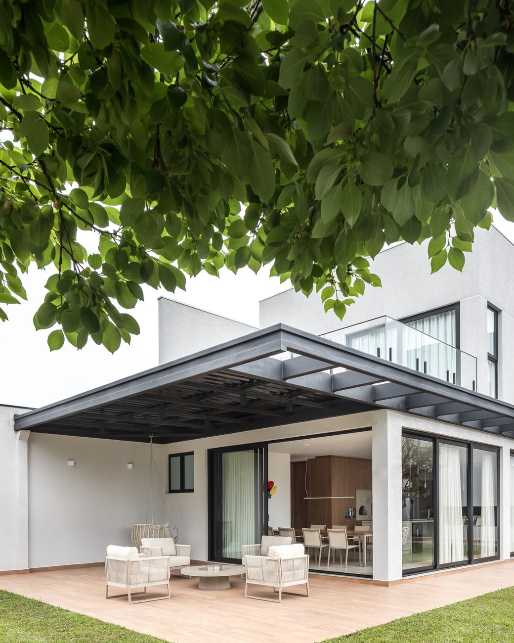 Casa de fim de semana em Curitiba tem 320 m² e aposta em madeira e cores arenosas para reforçar o convívio da família