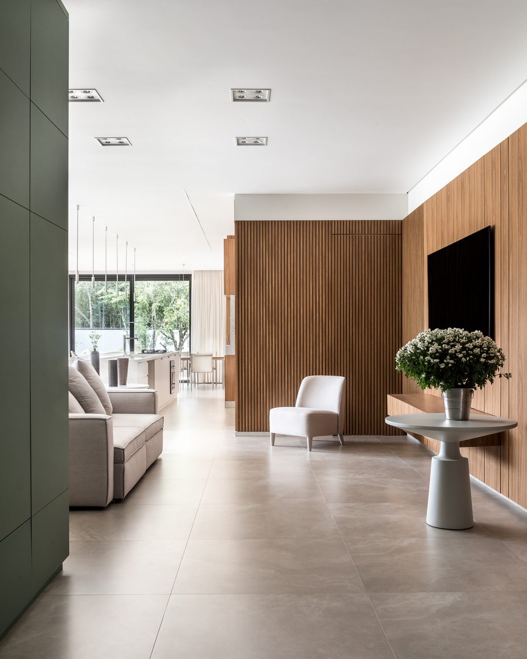Casa de fim de semana em Curitiba tem 320 m² e aposta em madeira e cores arenosas para reforçar o convívio da família