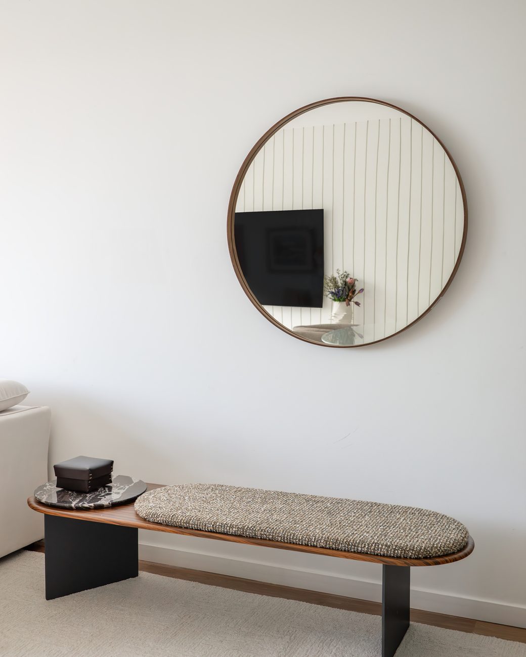 Apartamento de 105 m² troca suíte por sala ampla e ganha marcenaria ripada que une todos os ambientes
