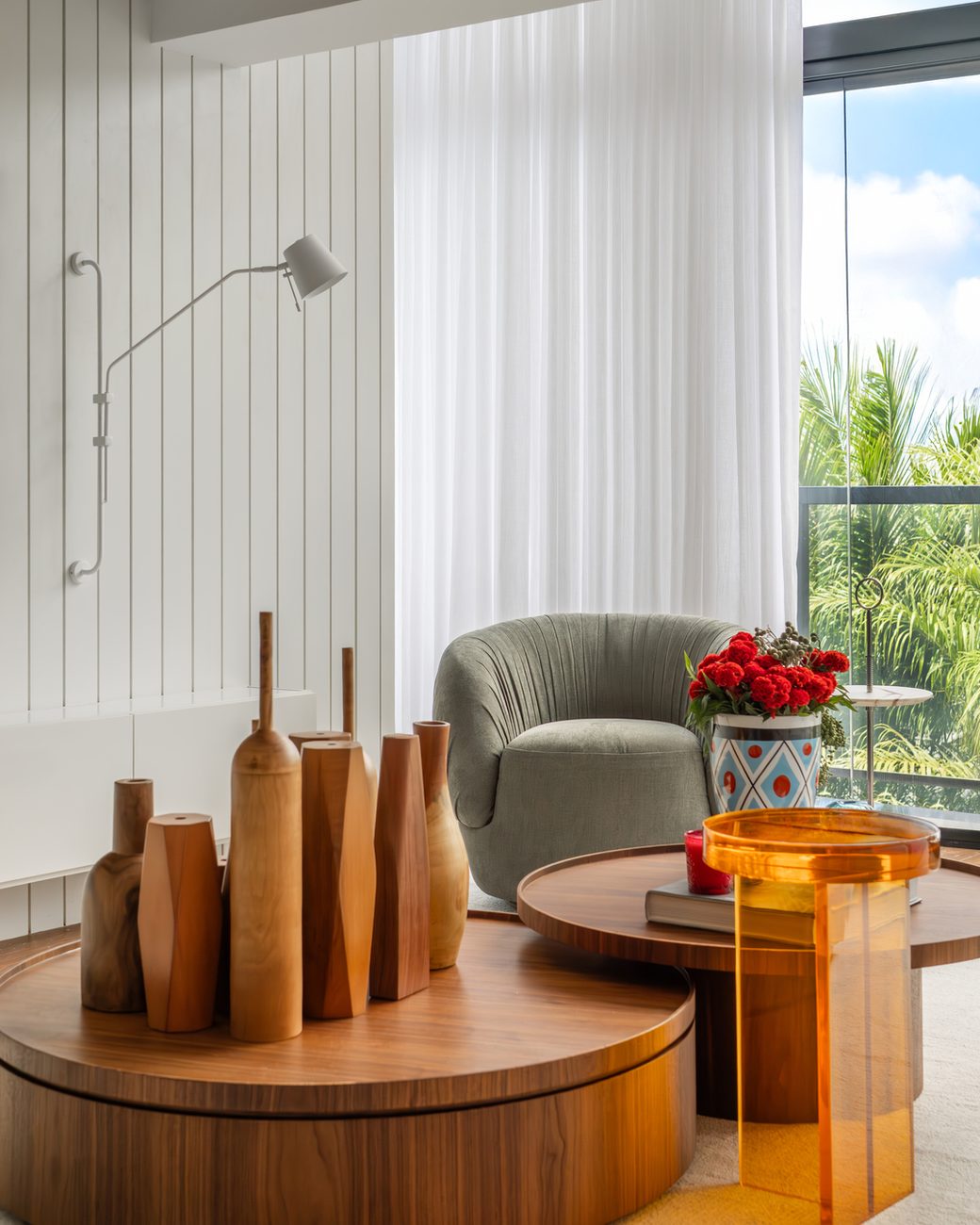 Apartamento de 105 m² troca suíte por sala ampla e ganha marcenaria ripada que une todos os ambientes