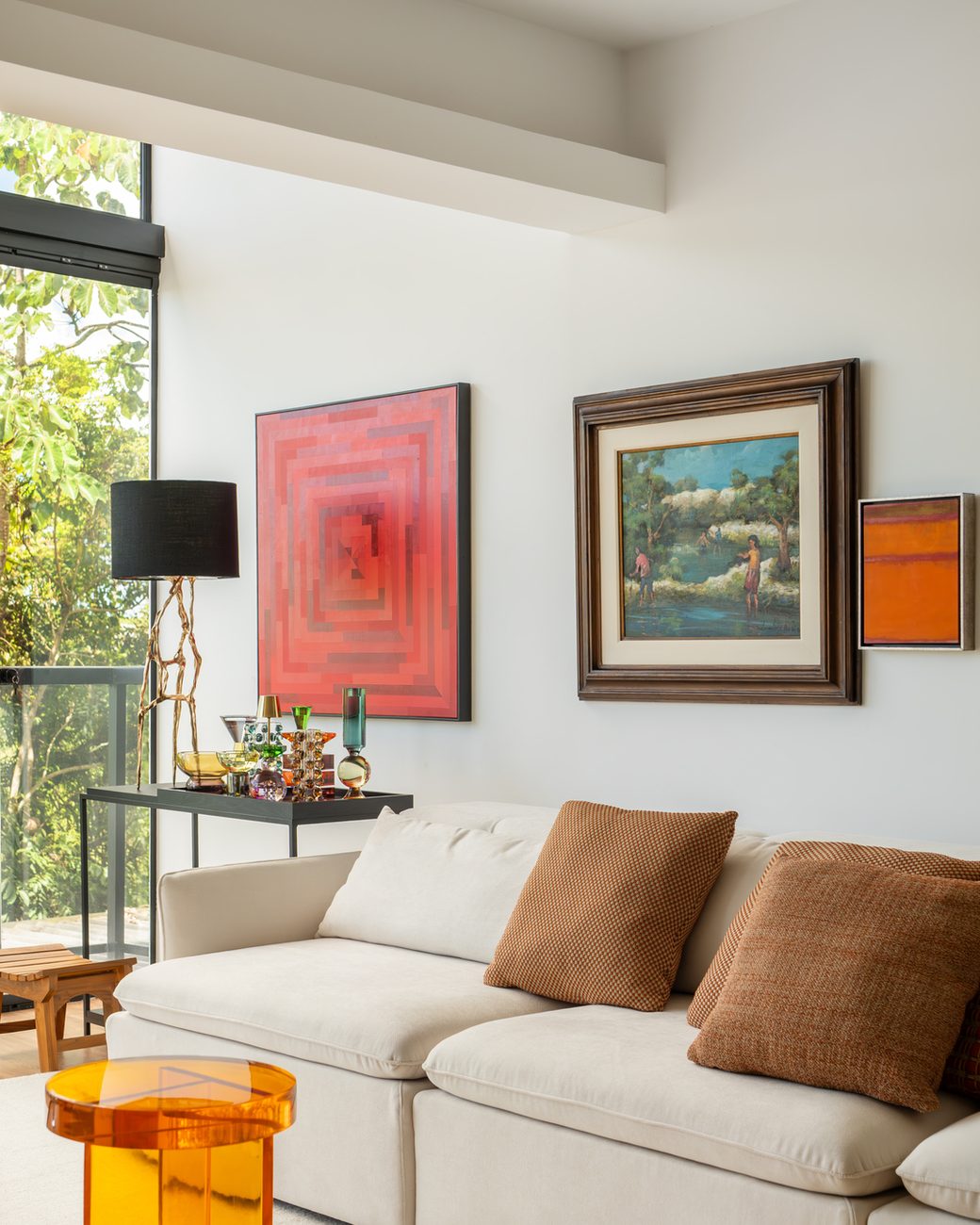 Apartamento de 105 m² troca suíte por sala ampla e ganha marcenaria ripada que une todos os ambientes