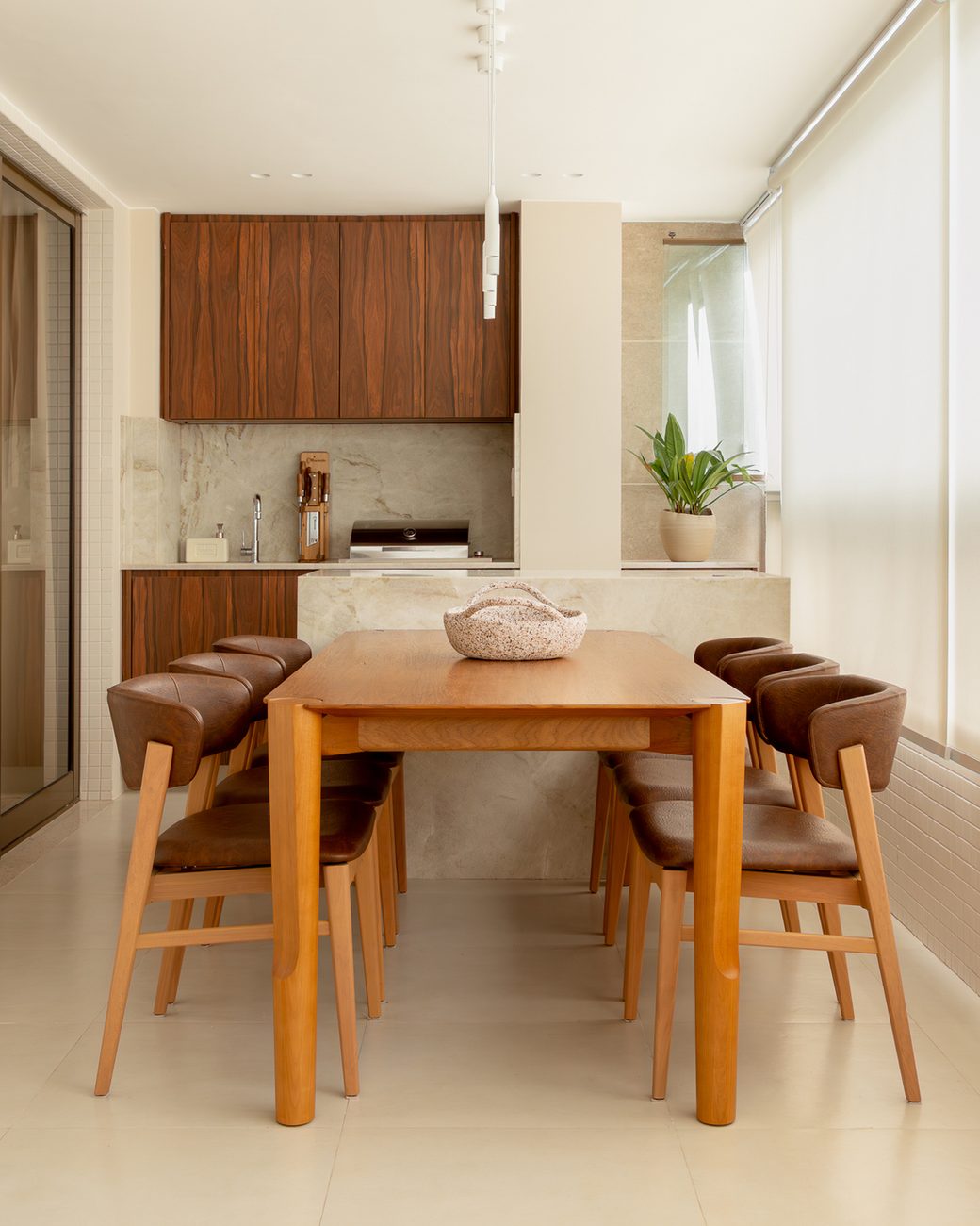 Apartamento de 150 m² na Barra da Tijuca ganha marcenaria em pau-ferro e cozinha integrada para receber casal de médicos e dois cachorros