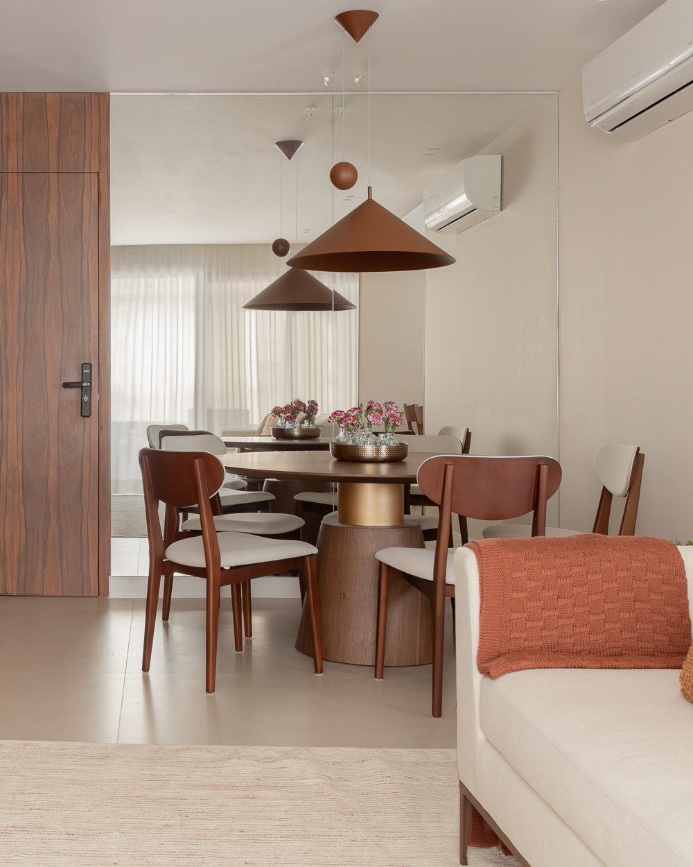 Apartamento de 150 m² na Barra da Tijuca ganha marcenaria em pau-ferro e cozinha integrada para receber casal de médicos e dois cachorros