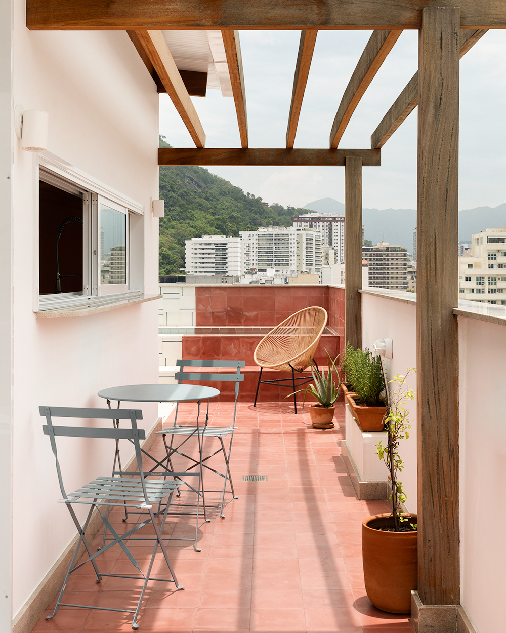 Reforma de cobertura em Botafogo cria duplex com pé-direito alto: veja como a área social foi parar no topo do prédio