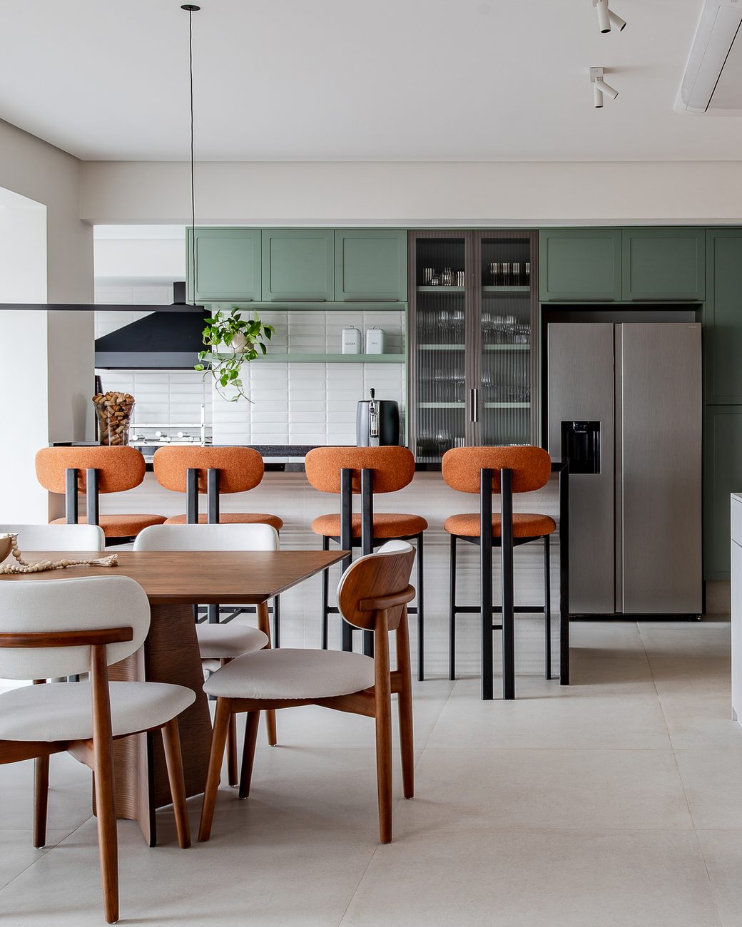 Apartamento de 140 m² na Vila Leopoldina ganha integração total entre sala, cozinha e varanda em reforma completa
