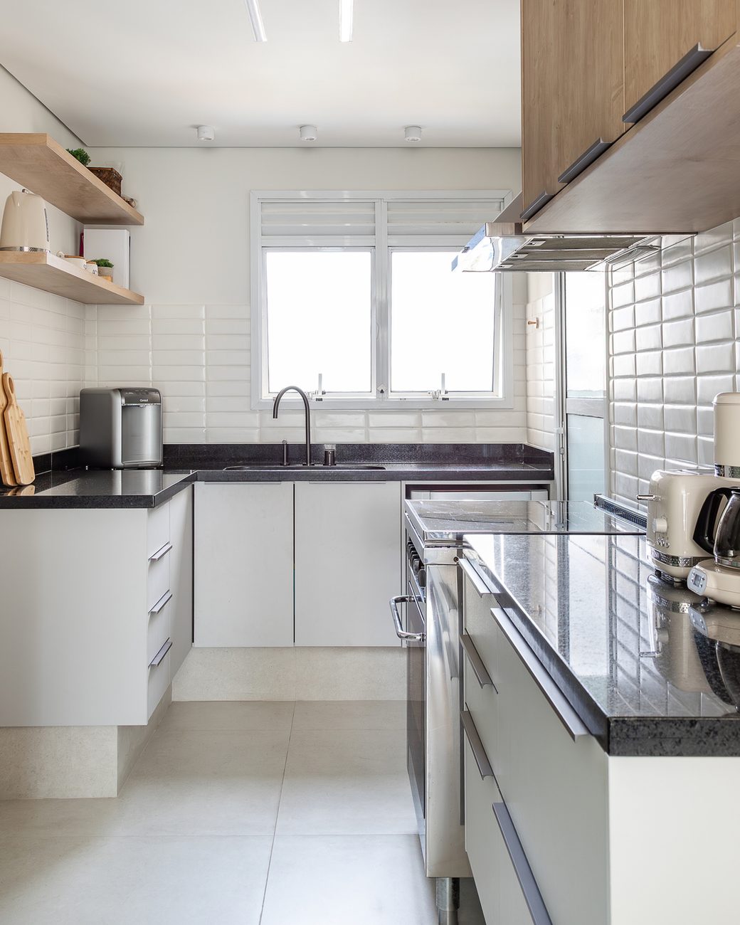 Apartamento de 140 m² na Vila Leopoldina ganha integração total entre sala, cozinha e varanda em reforma completa
