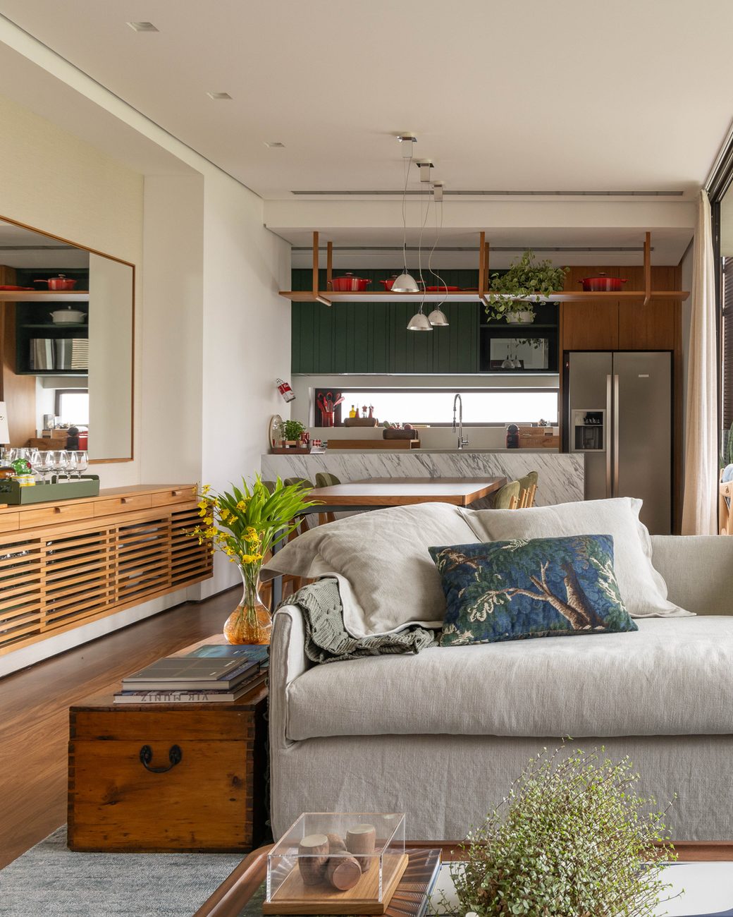 Apartamento de 102 m² na Vila Nova Conceição ganha marcenaria autoral e sala integrada à varanda