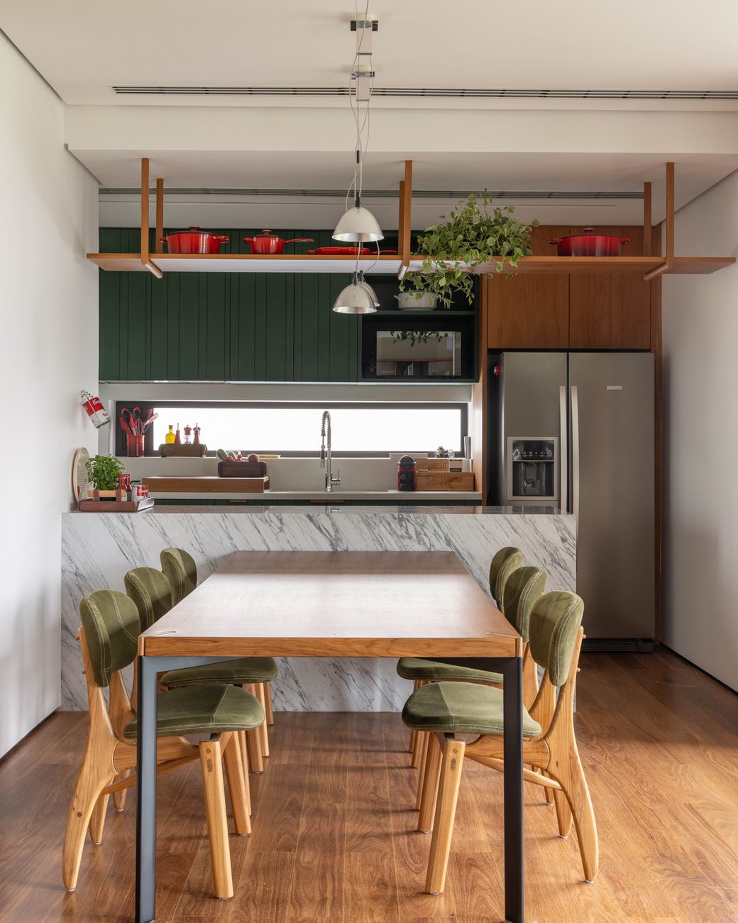 Apartamento de 102 m² na Vila Nova Conceição ganha marcenaria autoral e sala integrada à varanda