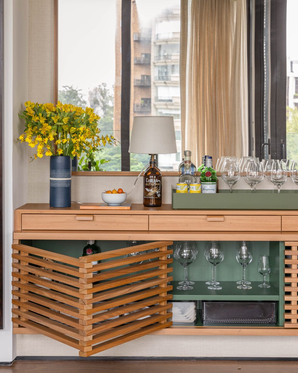 Apartamento de 102 m² na Vila Nova Conceição ganha marcenaria autoral e sala integrada à varanda