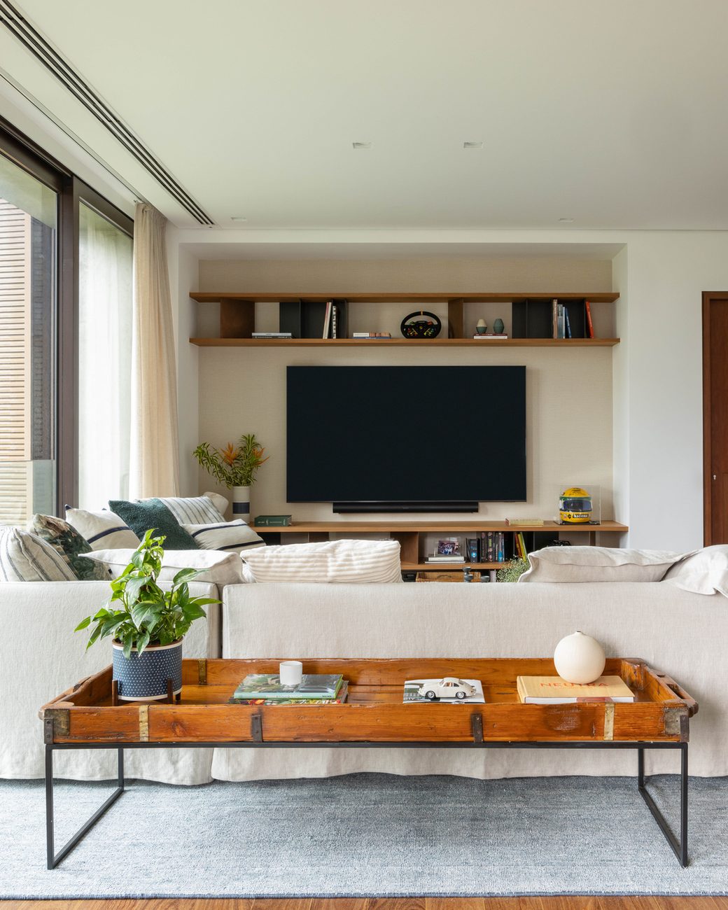 Apartamento de 102 m² na Vila Nova Conceição ganha marcenaria autoral e sala integrada à varanda