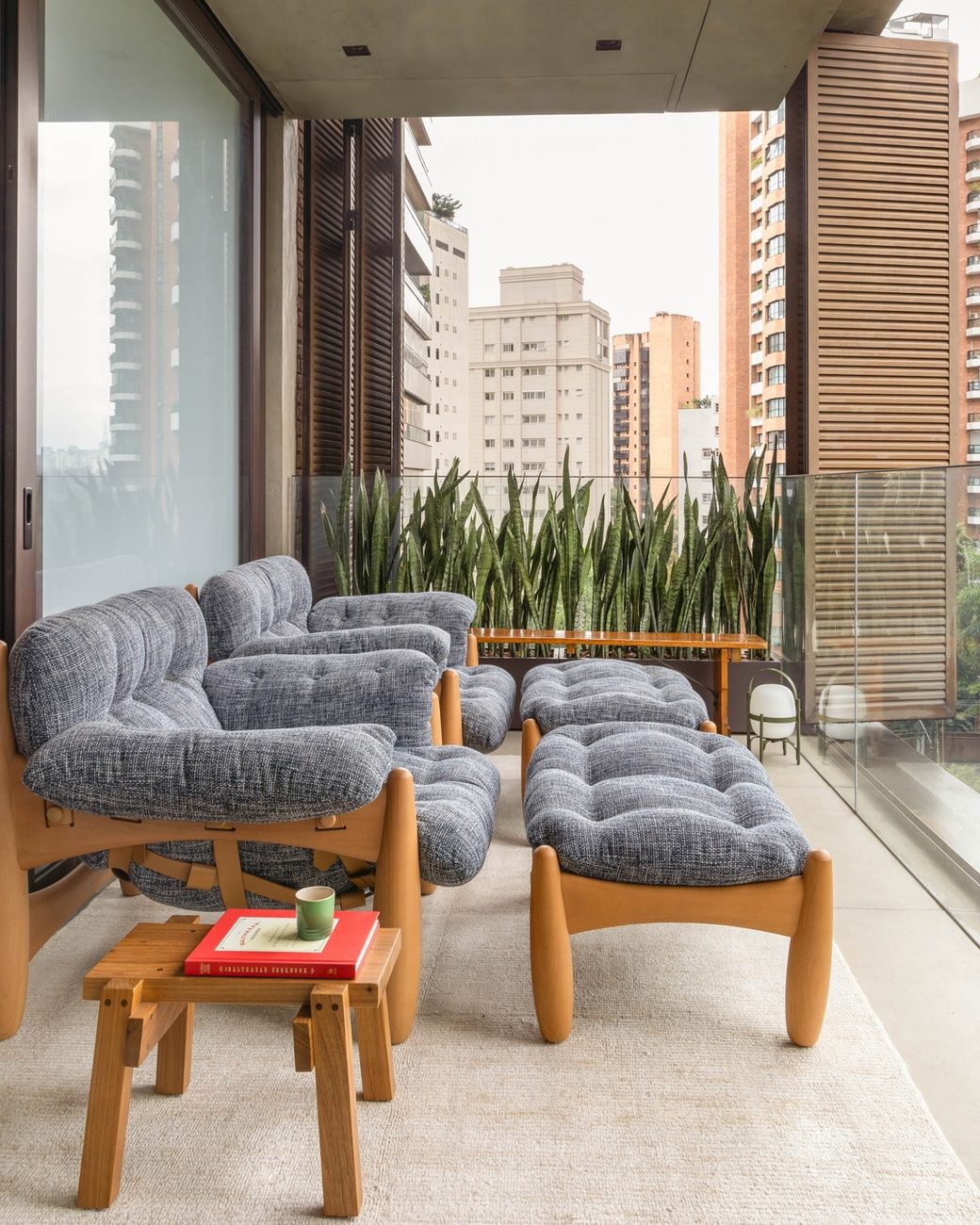 Apartamento de 102 m² na Vila Nova Conceição ganha marcenaria autoral e sala integrada à varanda