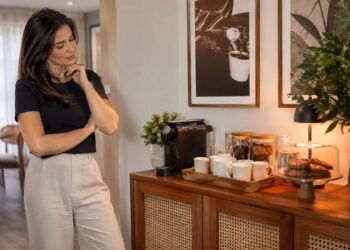 Aparador bonito não basta: veja o que realmente transforma o cantinho do café num espaço prático