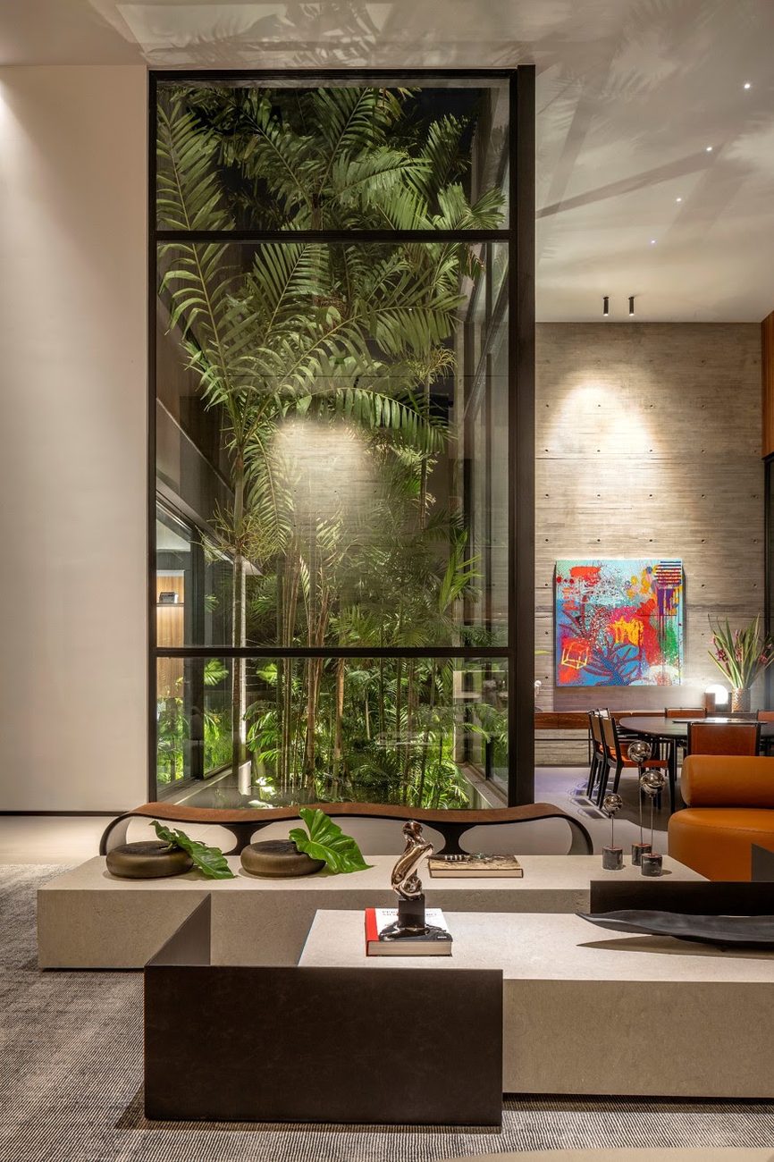 Casa contemporânea em Brasília ganha jardim tropical denso: entenda como a vegetação preserva vista e privacidade da residência