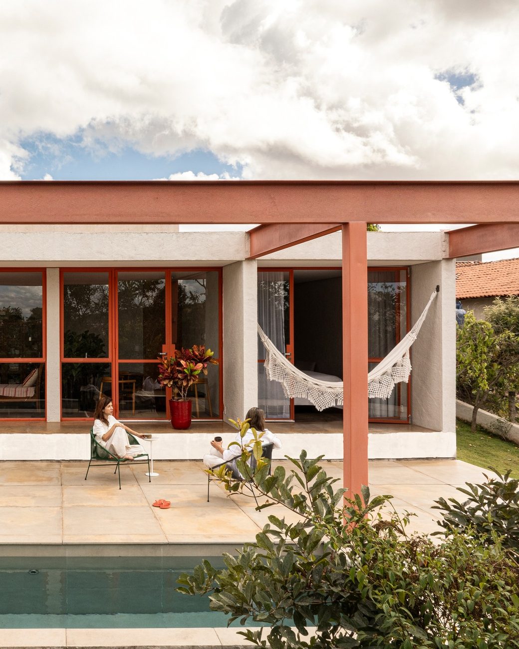 Casa Grota, em Brasília, transforma área de preservação em ponto de partida da arquitetura e ganha estrutura metálica laranja