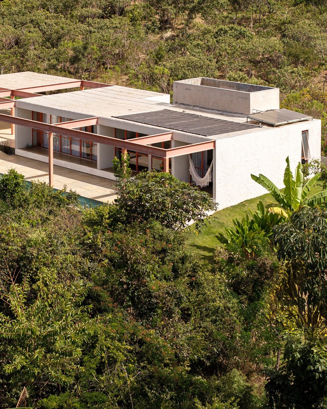 Casa Grota, em Brasília, transforma área de preservação em ponto de partida da arquitetura e ganha estrutura metálica laranja