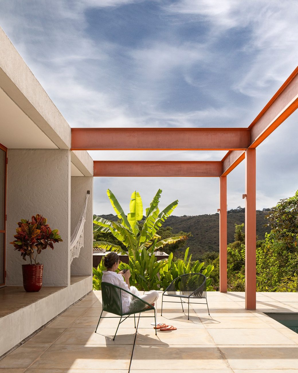 Casa Grota, em Brasília, transforma área de preservação em ponto de partida da arquitetura e ganha estrutura metálica laranja