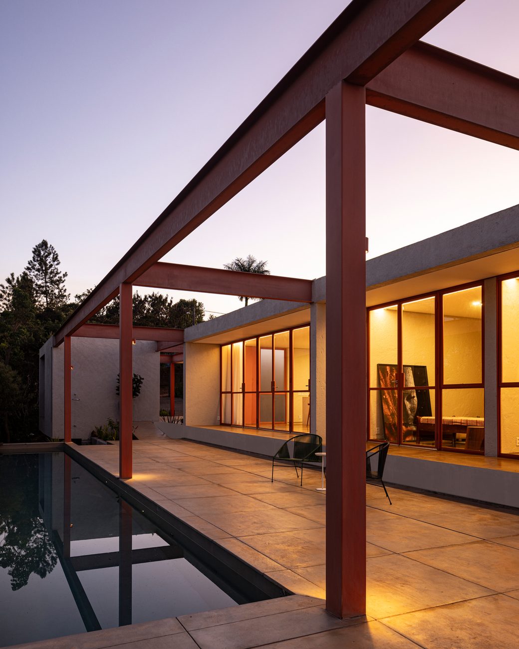 Casa Grota, em Brasília, transforma área de preservação em ponto de partida da arquitetura e ganha estrutura metálica laranja