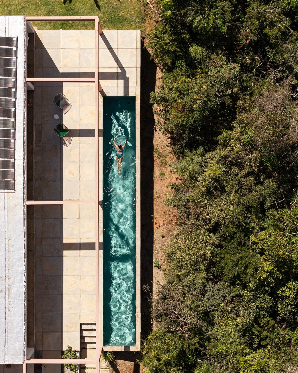 Casa Grota, em Brasília, transforma área de preservação em ponto de partida da arquitetura e ganha estrutura metálica laranja