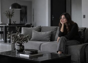 Feng Shui explica por que sua casa parece sem vida: o excesso de cinza, branco ou preto pode estar drenando sua energia