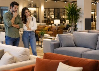 Qual cor de sofá escolher para não errar na sala? Especialista revela os tons que combinam com tudo