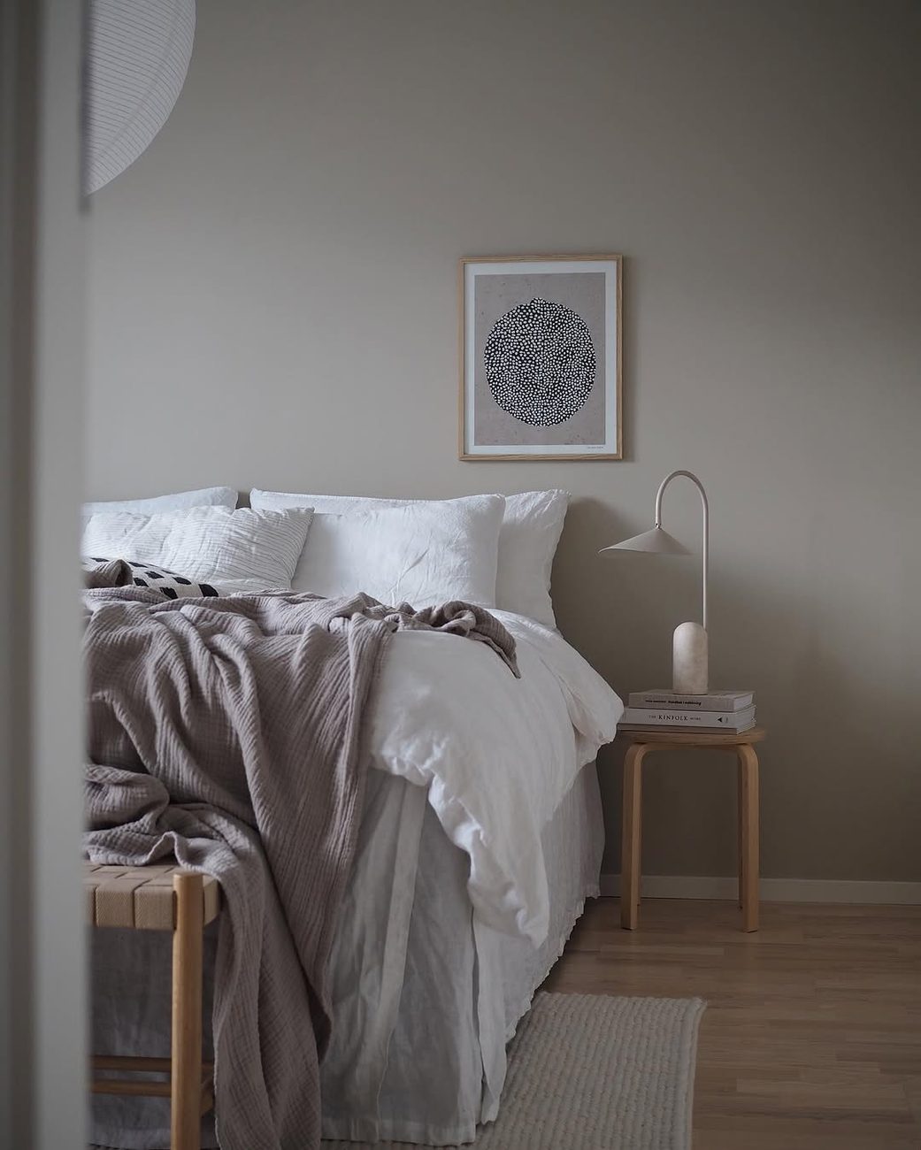 Greige na decoração: por que essa mistura de bege com cinza virou a base preferida dos projetos atuais?