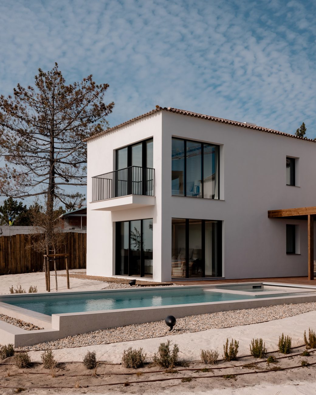 Talha's House: como uma casa em Melides resolveu o desafio de unir privacidade e vista para o campo de golfe