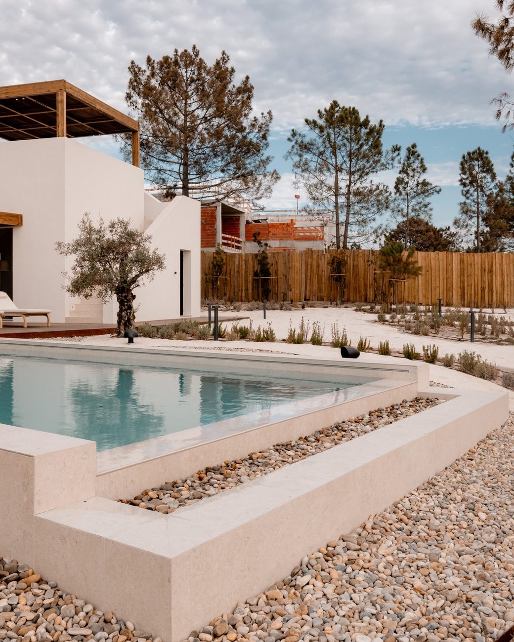 Talha's House: como uma casa em Melides resolveu o desafio de unir privacidade e vista para o campo de golfe