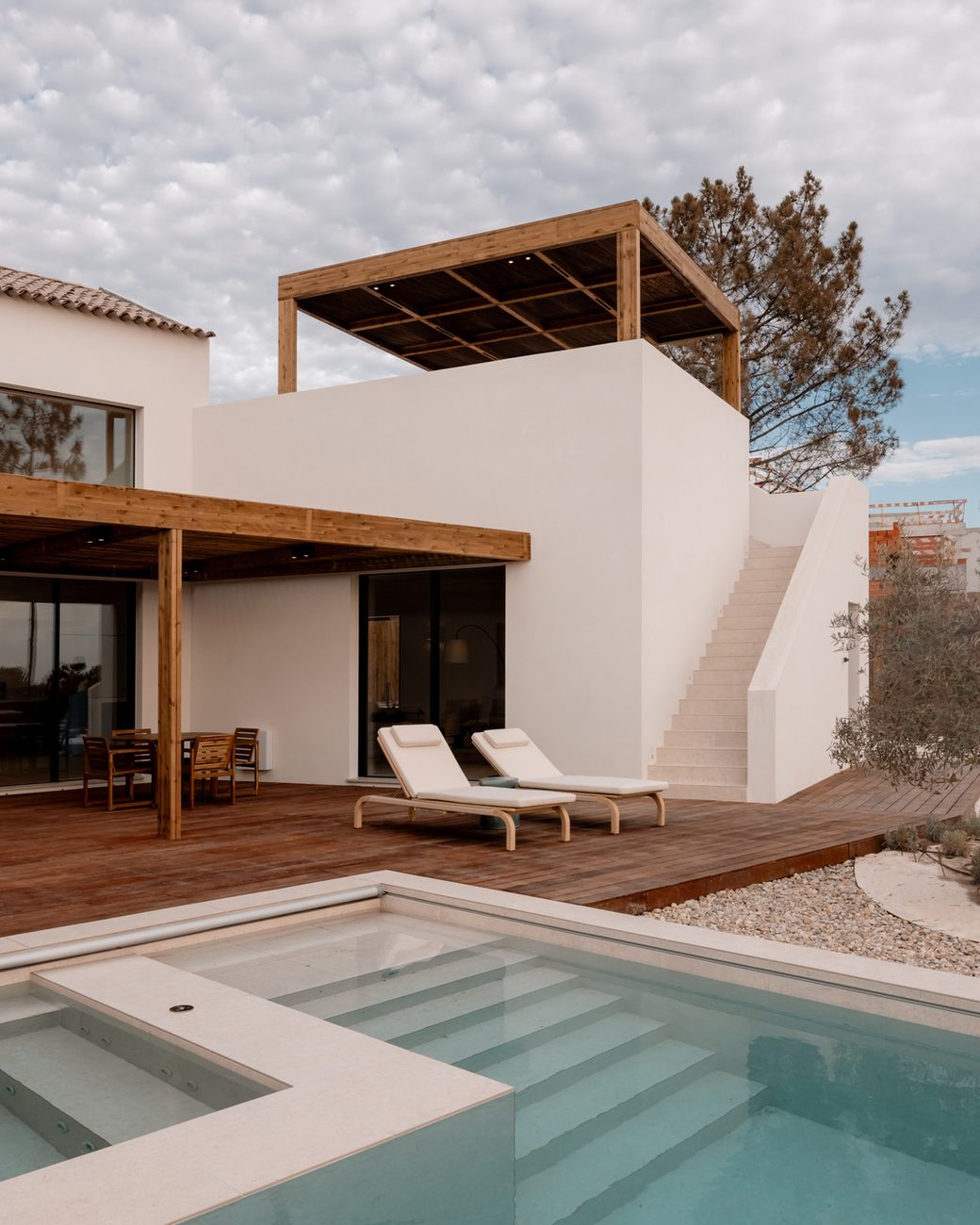 Talha's House: como uma casa em Melides resolveu o desafio de unir privacidade e vista para o campo de golfe