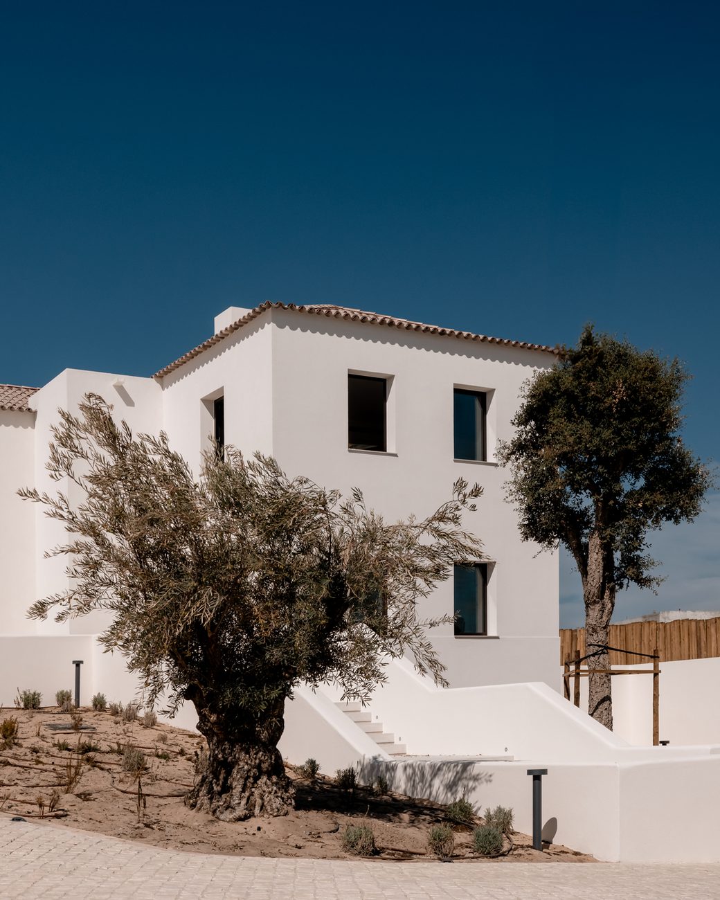 Talha's House: como uma casa em Melides resolveu o desafio de unir privacidade e vista para o campo de golfe