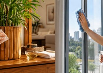 Dicas de limpeza doméstica que poucas pessoas conhecem: veja como hidratar o bambu e blindar os vidros da casa