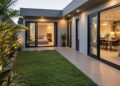 Planta em L vira aposta de arquitetos em terrenos estreitos e resolve luz, ventilação e privacidade de uma vez