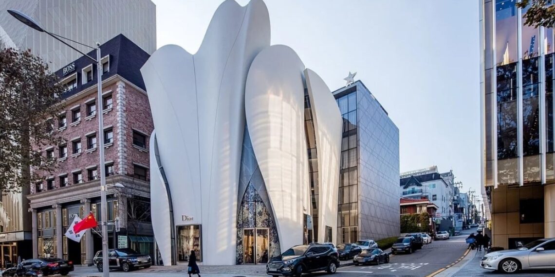 Arquitetura comercial de luxo: como Dior, Alaïa e Lemaire usam prédios autorais para atrair público em tempos de compra online