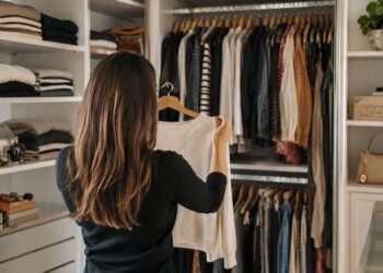 Organização do guarda-roupa: veja o que realmente funciona (e o que só atrapalha na hora de se vestir)