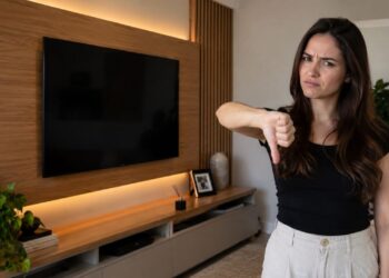 Painel de TV para sala está com os dias contados: veja as duas técnicas que escondem os fios sem precisar dele