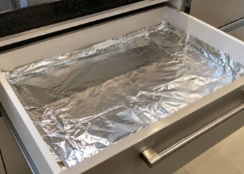 Papel alumínio na gaveta da cozinha: isso realmente funciona ou é só um hábito que sobrou do passado?