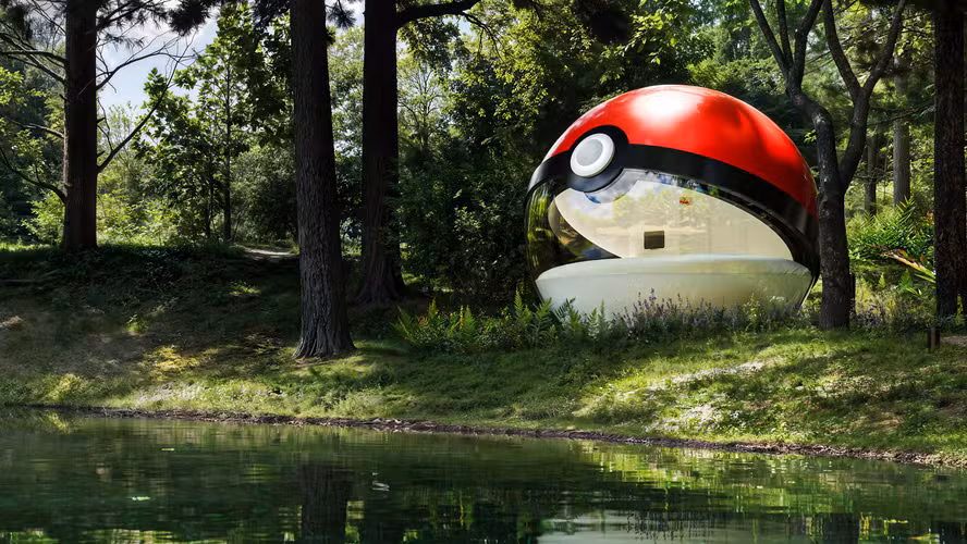 Cabana em formato de pokébola vira quarto de hotel no Japão: projeto une arquitetura curva, luz temática e vista para o lago