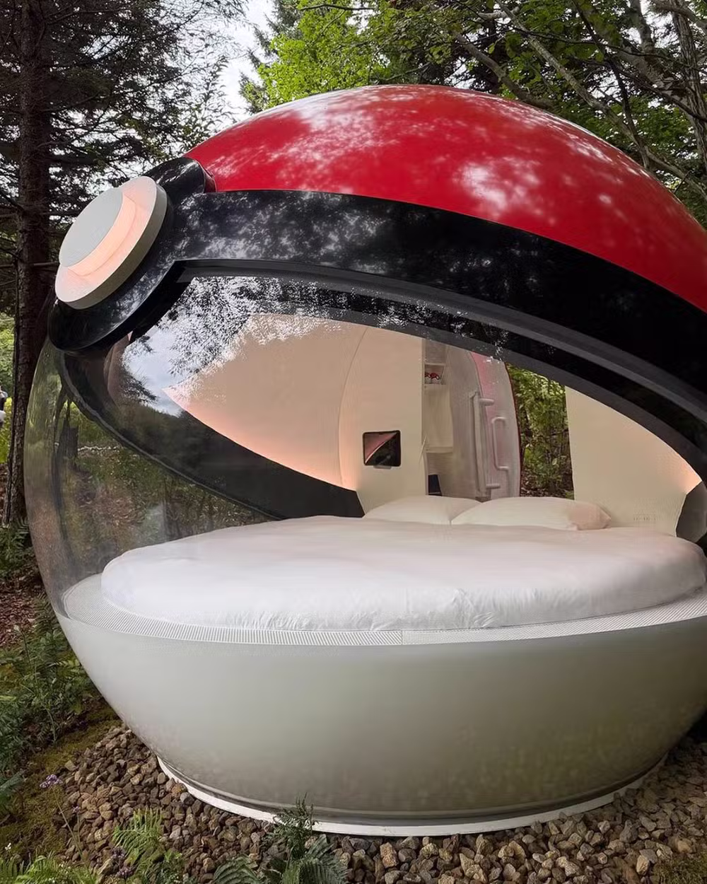 Cabana em formato de pokébola vira quarto de hotel no Japão: projeto une arquitetura curva, luz temática e vista para o lago