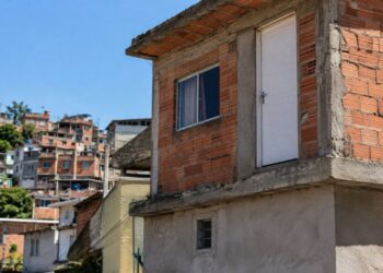 Por que tantas casas de comunidade têm porta no segundo andar sem escada?