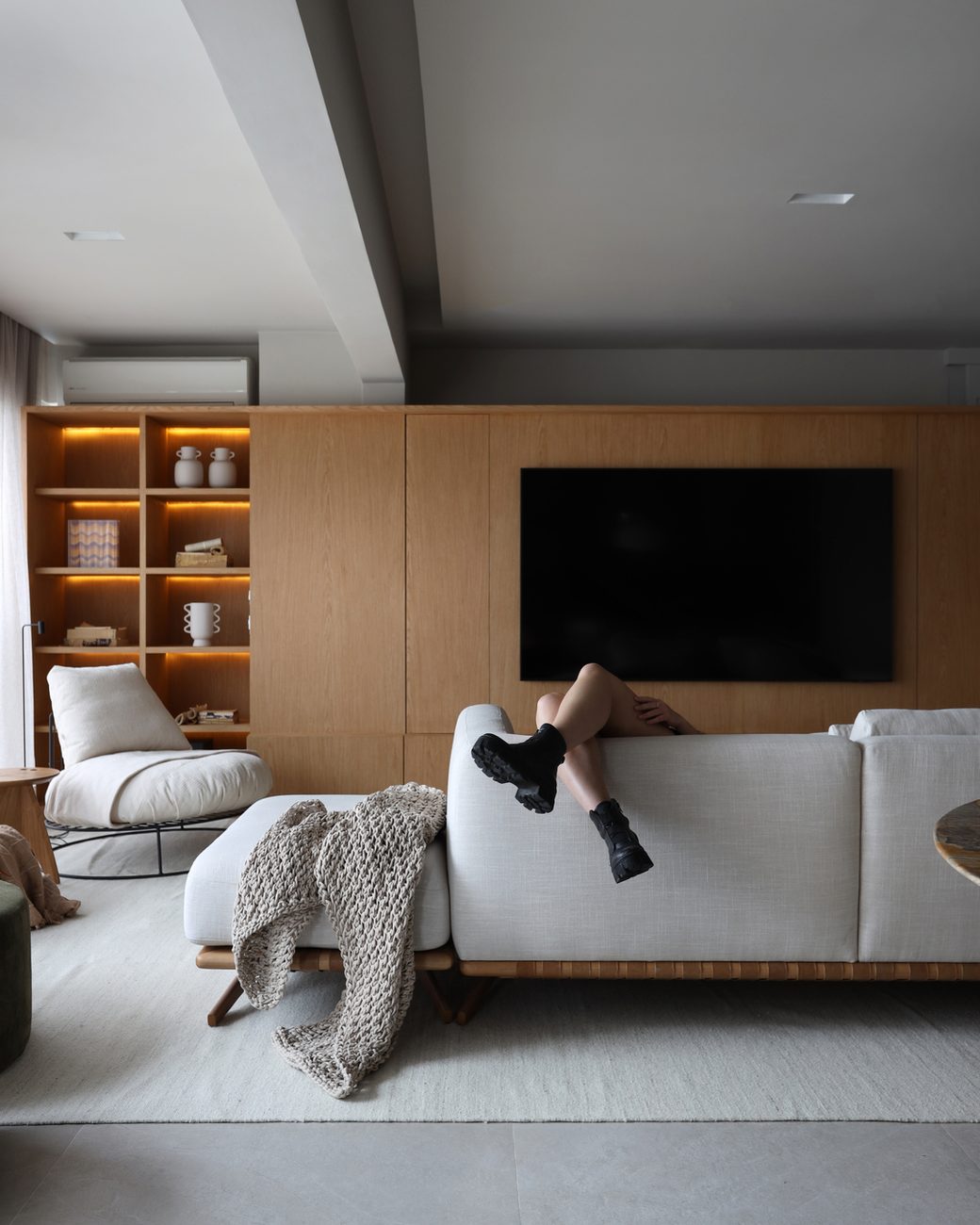 Reforma de apartamento de 165 m² mantém piso de cumaru e áreas molhadas: veja como o projeto refez o layout sem obra pesada