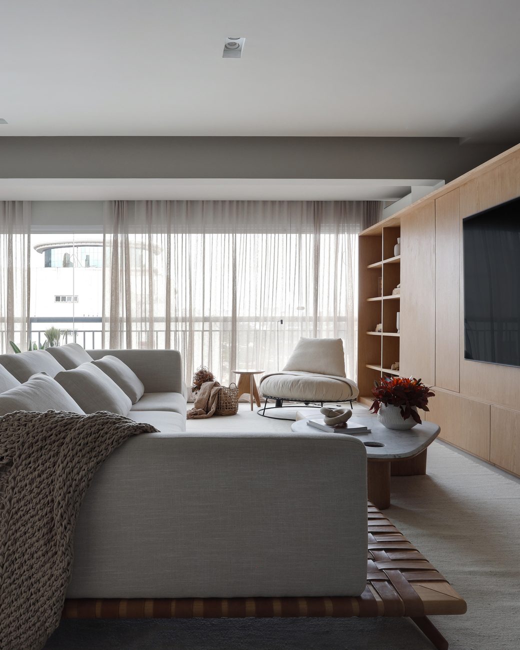 Reforma de apartamento de 165 m² mantém piso de cumaru e áreas molhadas: veja como o projeto refez o layout sem obra pesada