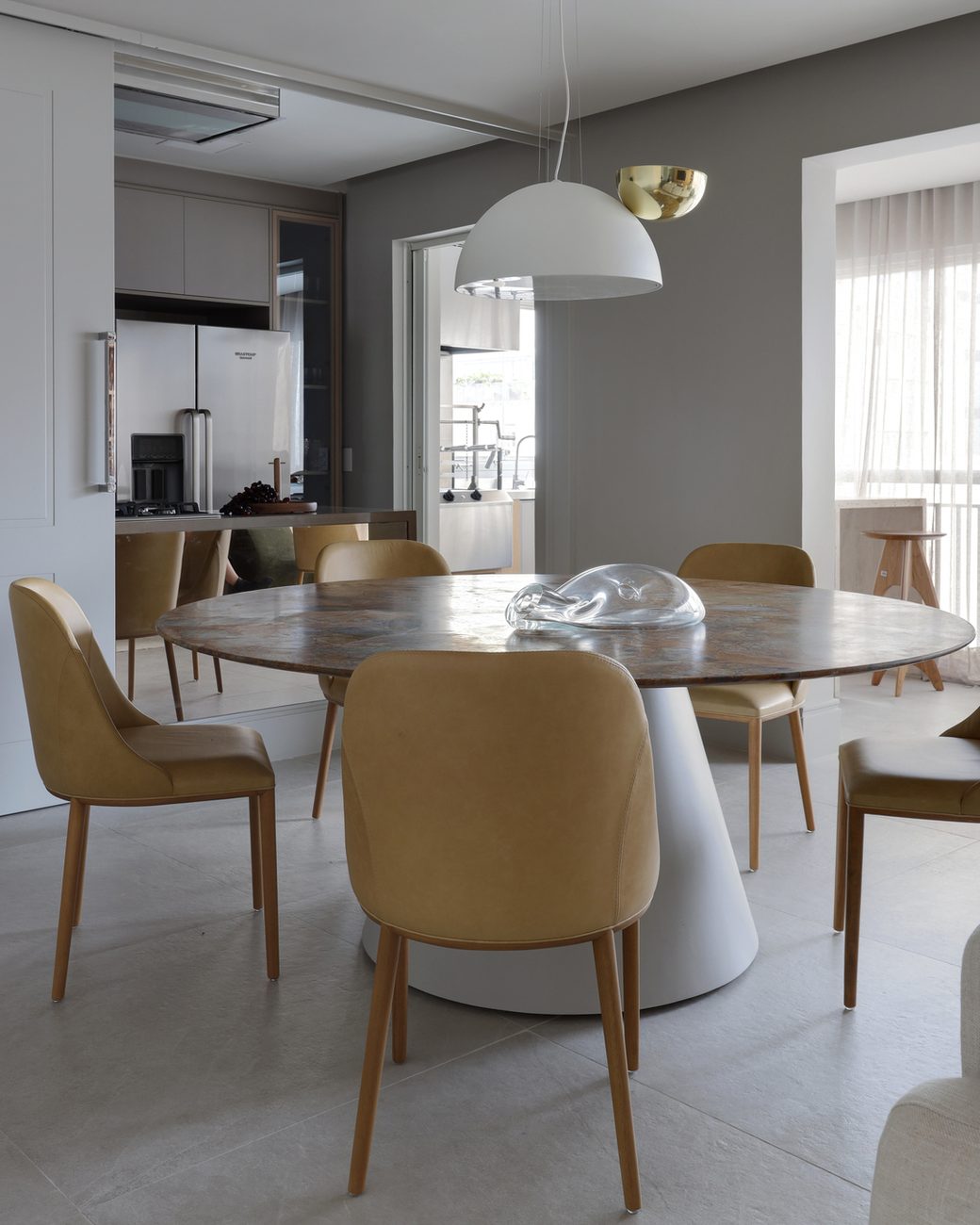 Reforma de apartamento de 165 m² mantém piso de cumaru e áreas molhadas: veja como o projeto refez o layout sem obra pesada