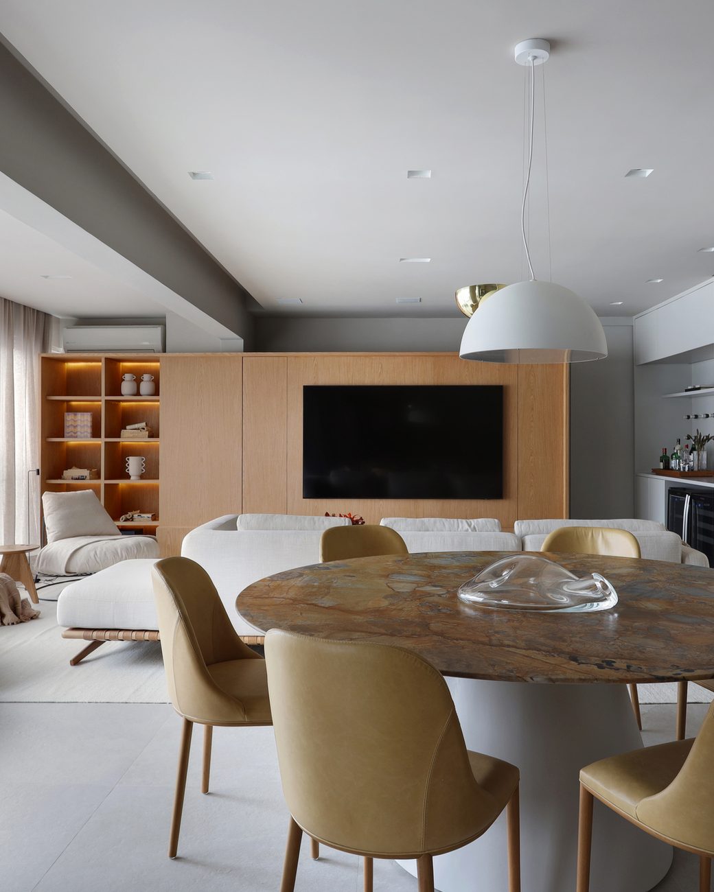 Reforma de apartamento de 165 m² mantém piso de cumaru e áreas molhadas: veja como o projeto refez o layout sem obra pesada