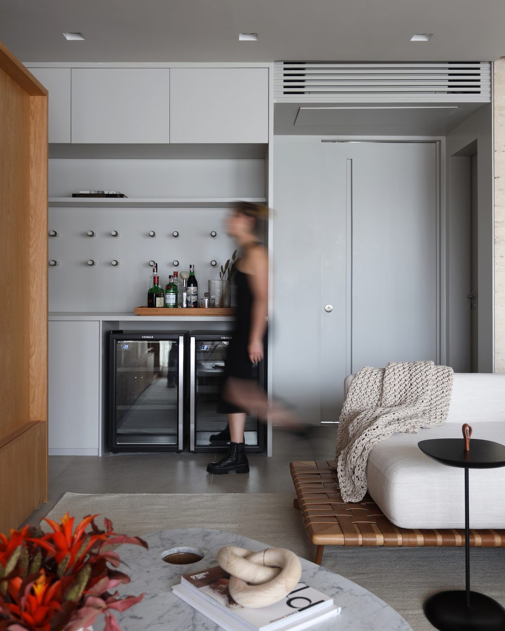 Reforma de apartamento de 165 m² mantém piso de cumaru e áreas molhadas: veja como o projeto refez o layout sem obra pesada