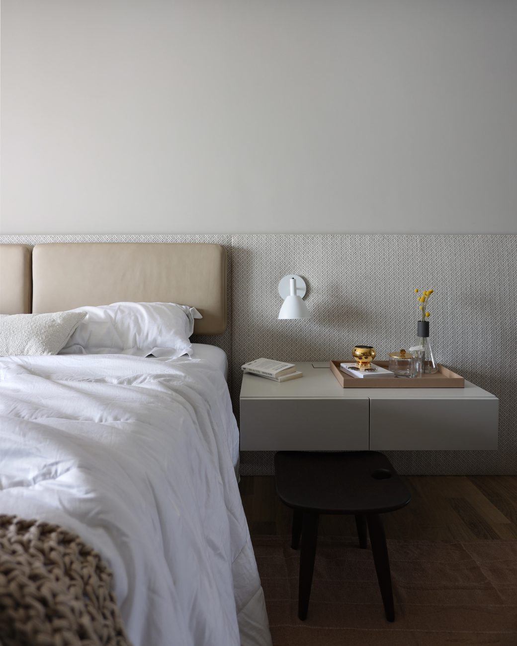 Reforma de apartamento de 165 m² mantém piso de cumaru e áreas molhadas: veja como o projeto refez o layout sem obra pesada