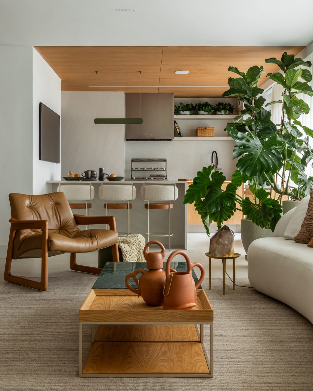 Projeto residencial de 240 m² remove caixilhos e une varanda, living e cozinha em projeto clean