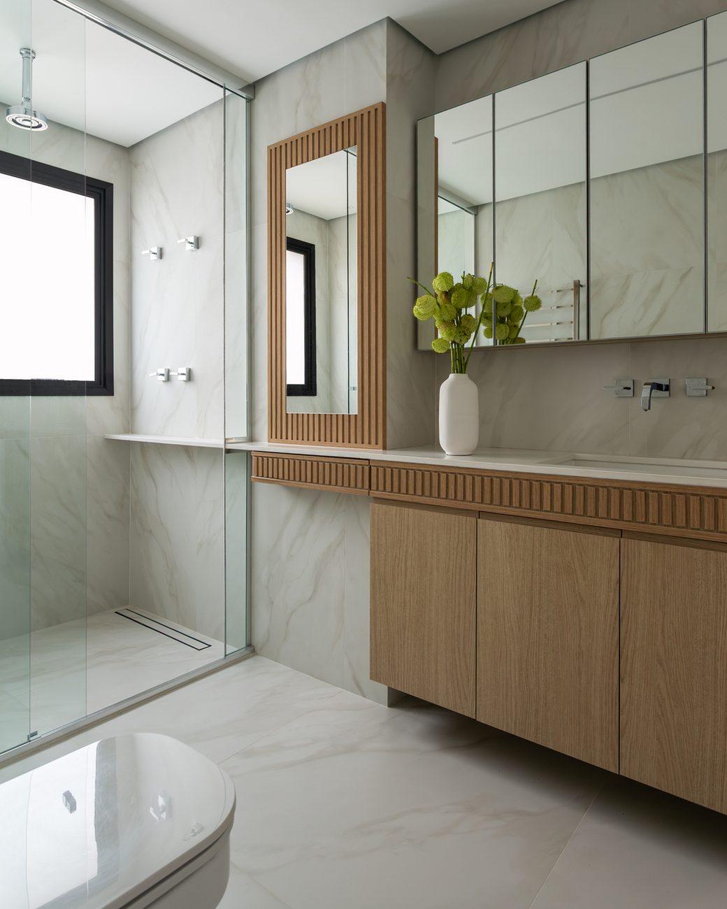 Projeto residencial de 240 m² remove caixilhos e une varanda, living e cozinha em projeto clean