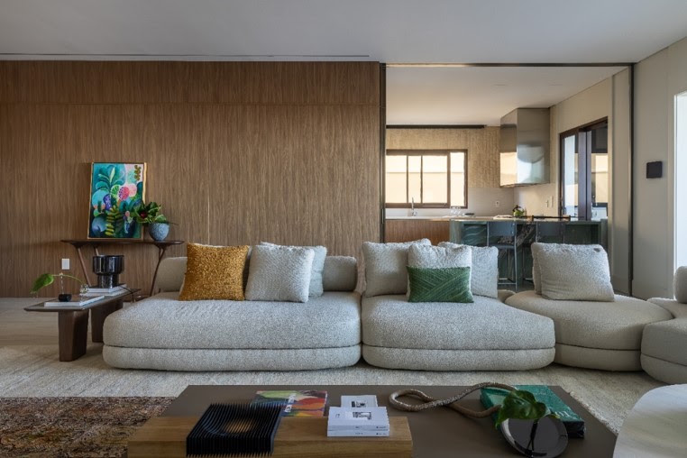 Sala de estar vira o centro da casa: arquiteta explica como o layout muda a forma de receber visitas