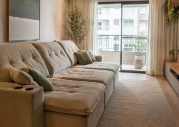 Sofá retrátil grande na sala de estar: veja como equilibrar a decoração sem deixar o móvel dominar o ambiente